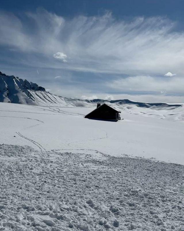 || PARADIS BLANC 🤍💙 || Enorme coup de coeur pour le Chalet Lupo, altitude 1853 m, calme et vue epoustouflante. On y va en skiant ou en marchant. Tout est possible pour rejoindre ce petit coin de paradis blanc. 10 bonnes raisons de s’y presser avant la fin de la saison:
🤍 le nom @chalet_lupo 
🏔️ la vue exceptionnelle sur un vallon dégagé en haut des crêtes
🍴les carciofi alla giudia : artichaut romain frit, zeste de citron peccorino, persil plat, baie de timut … à tomber !
✨l’energie chic & wild digne du nom
🍴les pâtes ´calamarata al branzino’ : pâtes au bar de ligne, ail et vin blanc, cébette, parmesan et câpres de Pantelleria.. un regal ! 
🧿 les tables nappees de blanc, les pieds dans la neige et les chaises ´bistrot parisien’ bleues et blanches
:)) l’accueil à l’italienne chaleureux et souriant 
☀️ la terrasse ultra ensoleillée 
🧡 l’impression d’être à la maison au milieu de la nature enneigée
🤍 le calme si vous faites la fermeture du resto ;)
À decouvrir absolument ! #StéphanieCabanisRavillon 
Merci @elisabeth2s 🥰  #Colibry #Confidences #CoupdeCoeur #bonnesadresses #Megeve  #bonnesadressesmegeve #megevemoments #restaurantmegeve  #visitmegeve #bloglifestyle  #frenchalps #instasnow #wintersports #luxuryhotel #megevelovers #luxurylifestyle #photographie 
 #microinfluencer  #bloglifestyle  #authentic #neverstopexploring  #chic #secretaddresses #genevoise #geneve