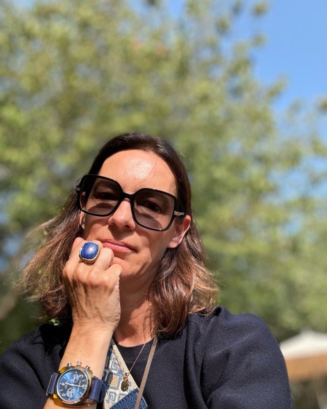 || REVERDIE 🌿|| 16 mois… C’est le temps qu’il m’a fallu pour reapprivoiser ma ville de naissance, et trouver ma nouvelle place de Parisienne. 
Sacha Guitry le dit très bien: « Être Parisien, ce n’est pas être né à Paris, c’est y renaître. »
Comme un écho, l’équinoxe de printemps s’annonce dans 2 jours — ce moment 
où toutes les graines semées en hiver s’apprêtent à éclore. 
Je vous souhaite un beau printemps très très fleuri. ! 💐🌷🪻 #StéphanieCabanisRavillon  #Colibry #Confidences #Parisienne #Reverdie  #Printemps #Renaissances #inspiration
#bonnesadressesparis #printemps
#enjoythemoment  #bloglifestyle #parismaville
#sortiraparis #restaurantparis 
#parisrestaurant #instalivres
#parisianstyle #parislovers #bonnesadresses  #microinfluencer 
⁠#parisianlife  #neverstopexploring  #artdevie #instamood
#french #frenchstyle #ecoluxury 
#paris #geneve